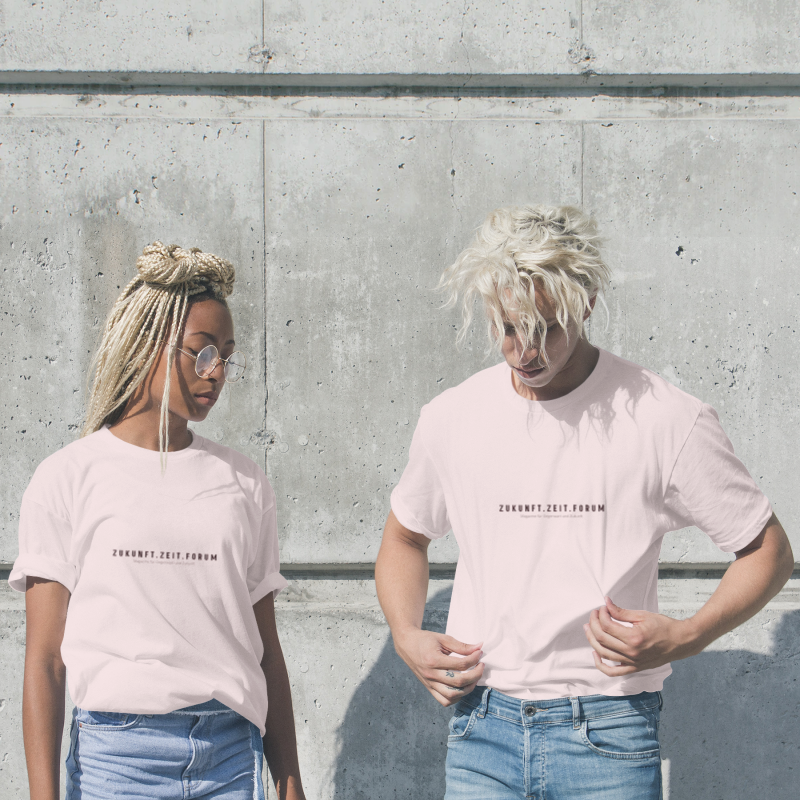 Zwei Personen mit ZUKUNFT.ZEIT.FORUM T-Shirts