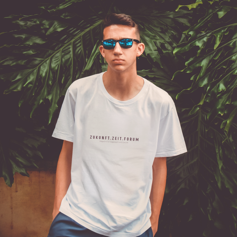 Mann mit ZUKUNFT.ZEIT.FORUM T-Shirt